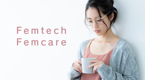  カップを手に持ちリラックスする女性の写真 Femtech Femcareのコラム用画像