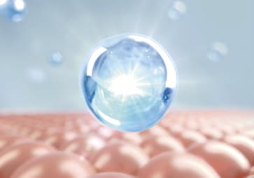 肌の上に浮かぶエクソソームのイメージ。インダームの美容成分が角層まで届けられる様子を表現。