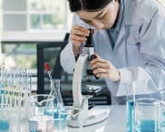 ヒト由来成分とエクソソームの研究を行う研究者の手元。