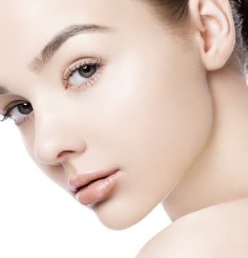 3ステップスキンケアでうるおい・ハリ・ツヤを高めた美肌女性のイメージ。