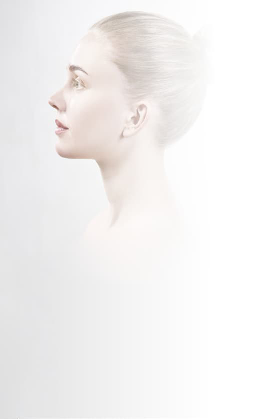 うるおいと透明感に満ちた女性の横顔イメージ。インダームが提案するプロダクティブ・エイジングの象徴。